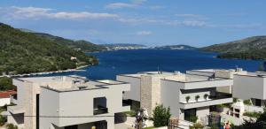 - un bâtiment avec vue sur une étendue d'eau dans l'établissement Darijan Apartments, à Marina