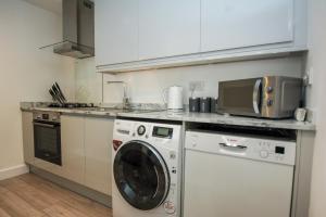 A cozinha ou cozinha compacta de Kemp Town Mews - Parking - by Brighton Holiday Lets