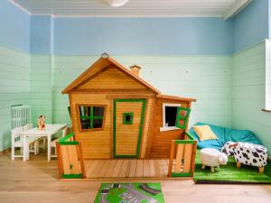 ein Spielzimmer mit einem Spielzeughaus und einem Tisch in der Unterkunft Das Schider - Boutique Apart-Hotel in Bad Gastein
