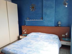 A bed or beds in a room at La Dea del mare