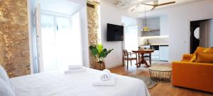 a bedroom with a bed and a living room at MANZANO PALACE. Habitaciones y Suites 30 m2 en la Plaza Mayor in Almagro