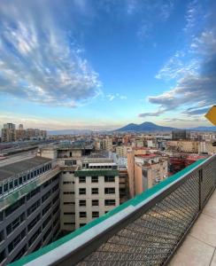 balcone con vista sulla città. di B&B Napoli's Rooftop a Napoli