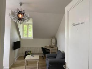 a living room with a couch and a table at Frissestein in Deil