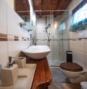 Ένα μπάνιο στο One bedroom appartement at Capitana 350 m away from the beach with sea view garden and wifi