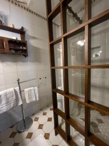 un bagno con doccia e porta a vetri di Angolo di Porta Sole a Perugia Altre 22 foto