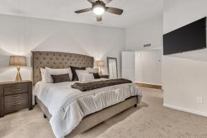 een slaapkamer met een groot bed en een plafondventilator bij Sunset Ridge in Phoenix +27 foto's