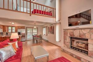 Dapur atau dapur kecil di 7 Mi to Big Boulder Mountain Poconos Escape!