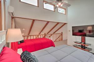 Televisyen dan/atau pusat hiburan di 7 Mi to Big Boulder Mountain Poconos Escape!