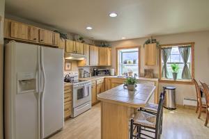 Gallery image of Airy Emigrant Townhome with Sweeping Mtn Views! in Emigrant