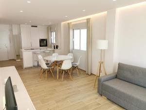 Kuchyň nebo kuchyňský kout v ubytování Bright 2 bedroom apt Golden Mile next to beach RDR225