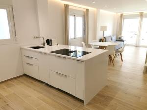Kuchyň nebo kuchyňský kout v ubytování Bright 2 bedroom apt Golden Mile next to beach RDR225