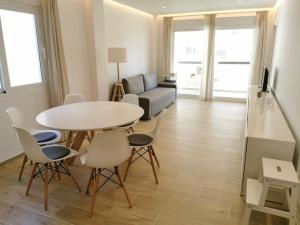 Posezení v ubytování Bright 2 bedroom apt Golden Mile next to beach RDR225