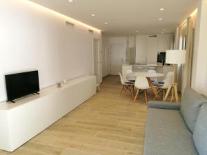 TV a/nebo společenská místnost v ubytování Bright 2 bedroom apt Golden Mile next to beach RDR225