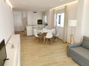 Kuchyň nebo kuchyňský kout v ubytování Bright 2 bedroom apt Golden Mile next to beach RDR225