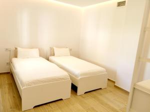 Postel nebo postele na pokoji v ubytování Bright 2 bedroom apt Golden Mile next to beach RDR225