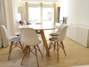 Posezení v ubytování Bright 2 bedroom apt Golden Mile next to beach RDR225