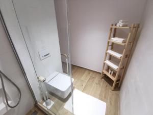 Koupelna v ubytování Bright 2 bedroom apt Golden Mile next to beach RDR225