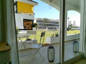 Balkón nebo terasa v ubytování Bright 2 bedroom apt Golden Mile next to beach RDR225