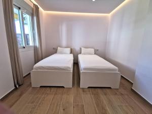 Postel nebo postele na pokoji v ubytování Bright 2 bedroom apt Golden Mile next to beach RDR225