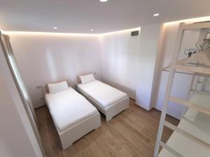 Postel nebo postele na pokoji v ubytování Bright 2 bedroom apt Golden Mile next to beach RDR225