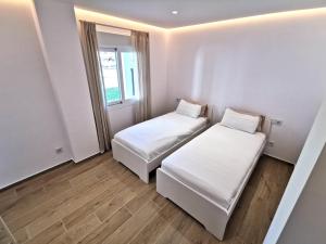 Postel nebo postele na pokoji v ubytování Bright 2 bedroom apt Golden Mile next to beach RDR225