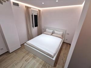 Postel nebo postele na pokoji v ubytování Bright 2 bedroom apt Golden Mile next to beach RDR225