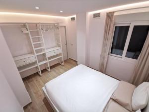 Postel nebo postele na pokoji v ubytování Bright 2 bedroom apt Golden Mile next to beach RDR225