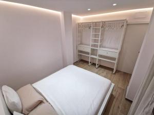 Postel nebo postele na pokoji v ubytování Bright 2 bedroom apt Golden Mile next to beach RDR225 + 24 fotografií