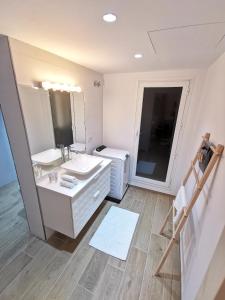 Koupelna v ubytování Bright 2 bedroom apt Golden Mile next to beach RDR225