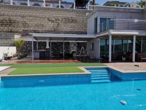 The swimming pool at or close to Villa Josefina