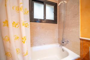 A bathroom at HomeHolidaysRentals Adara Még 30 kép