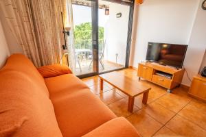 A seating area at HomeHolidaysRentals Adara