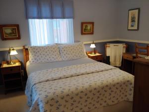 A bed or beds in a room at Apart 2 Bedroom 2 beds near metro -Parking Free