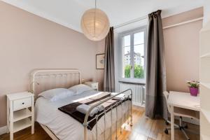 - une chambre blanche avec un lit et une fenêtre dans l'établissement Annecy Triangle d'Or - 3 bedroom apartment, à Annecy