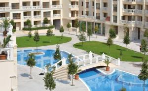 Pogled na bazen u objektu RELAX Apartment in Varna South Bay Residence ili u blizini