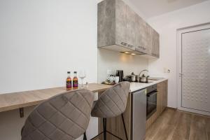 Kuchyň nebo kuchyňský kout v ubytování Dimitra Faliraki Center Apartments
