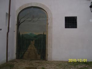 スポレートにあるPalazzo Campelloの出入口付きの建物側の絵画