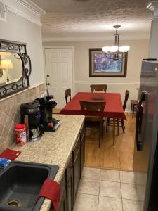 Spacious 3 Bedroom 2 bath Condo close to Five-points in Athensにあるレストランまたは飲食店