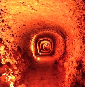uma vista para um túnel escuro com uma escada em espiral em Hotel Rural El Lagar De Las Médulas em Orellán