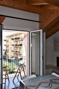 una camera da letto con vista su un balcone di Le Vele Residence a Pietra Ligure