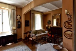 un soggiorno con un divano e un tavolo di Angolo di Porta Sole a Perugia