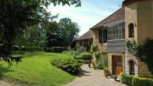 Zahrada ubytování Domaine de Bellevue Gîte du Mont Poupet + 16 fotografií