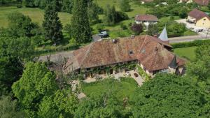 eine Aussicht auf ein Haus mit Dach in der Unterkunft Domaine de Bellevue Gîte du Mont Poupet in Marnoz