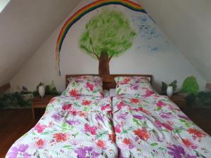 ein Schlafzimmer mit einem Bett mit einem Baum an der Wand in der Unterkunft Energetischer Urlaub in der Eifel in Germeter