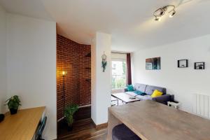 een woonkamer met een bank en een tafel bij Le Berthollet 9 - Renovated apartment 1 bedroom 2 steps - Annecy center in Annecy