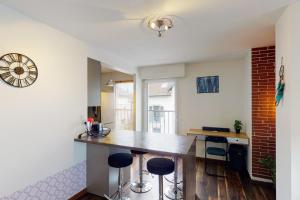een keuken met een aanrecht en krukken in een kamer bij Le Berthollet 9 - Renovated apartment 1 bedroom 2 steps - Annecy center in Annecy
