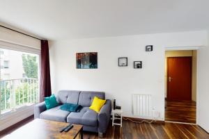 sala de estar con sofá y ventana en Le Berthollet 9 - Renovated apartment 1 bedroom 2 steps - Annecy center en Annecy