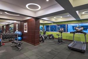 un gimnasio con varias cintas de correr y máquinas de ejercicio en Holiday Inn Guatemala, an IHG Hotel en Guatemala