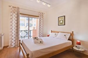 um quarto com uma cama e uma janela em BmyGuest - Sesimbra Sea View Villa em Castelo