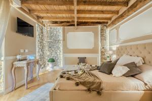 ein Schlafzimmer mit einem großen Bett in einem Zimmer in der Unterkunft Sweet Holidays - Lerici e 5 Terre in Pitelli